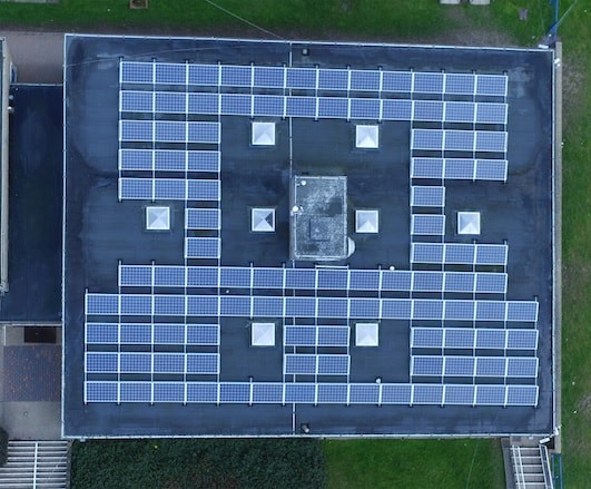 Снимок солнечных панелей, сделанный Team UAV на крыше школы