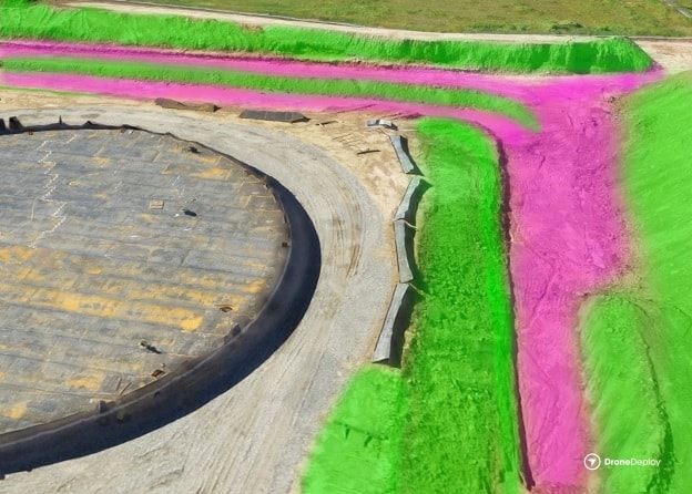 Насыпи (зелёный цвет) и впадины (розовый цвет) в зоне создания дренажного приямка в формате 3D модели.